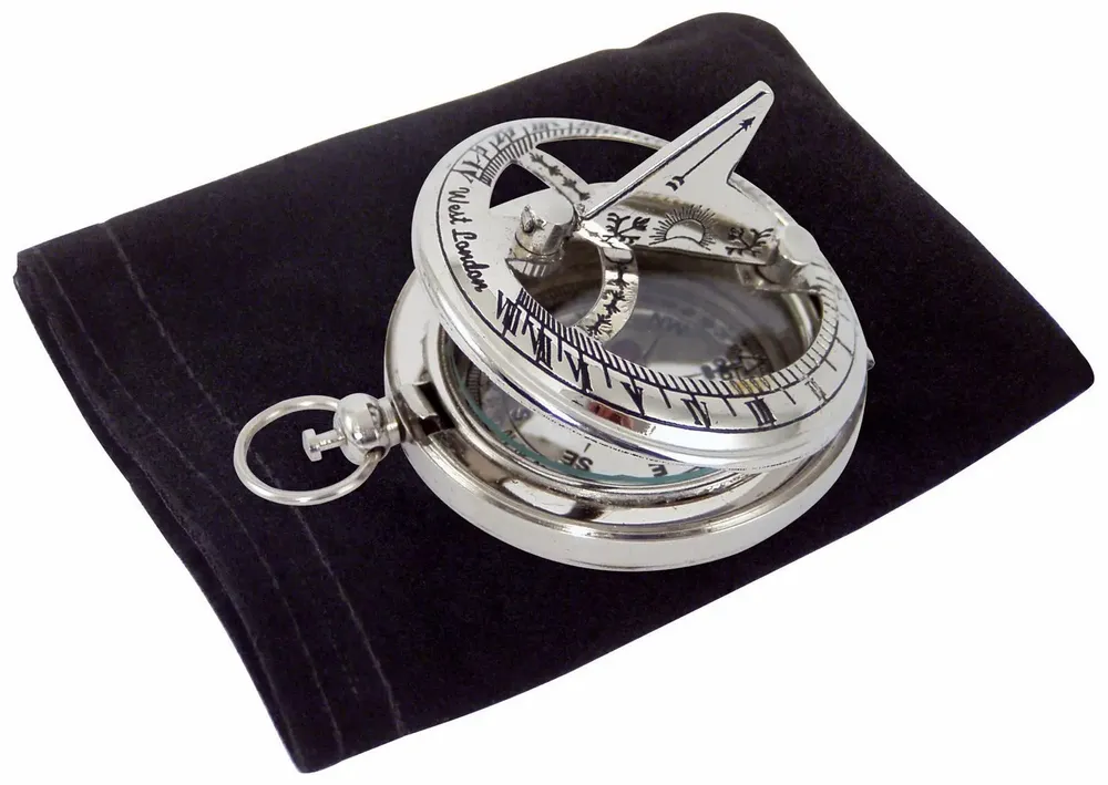 Decorative objects - Nickel finish sundial mounted onto a pocket compass, delivered in vlevet pouch, diam. 1"3/4 - TRADE WINDS