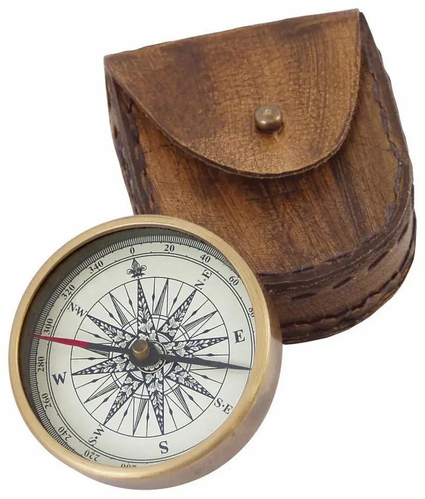 Objets de décoration - Boussole laiton vieilli a porter à la ceinture de son étui cuir, diam. 5 cm - TRADE WINDS