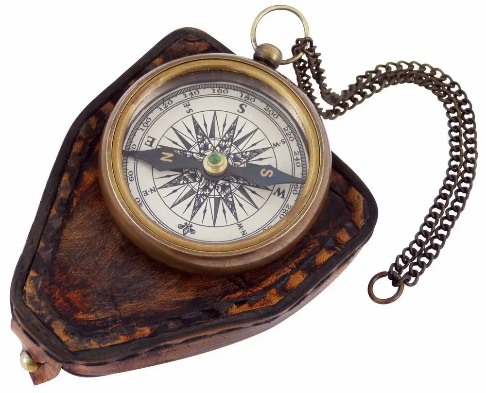 Objets de décoration - Boussole laiton vieilli D.5.5 cm av chainette et étui cuir - TRADE WINDS
