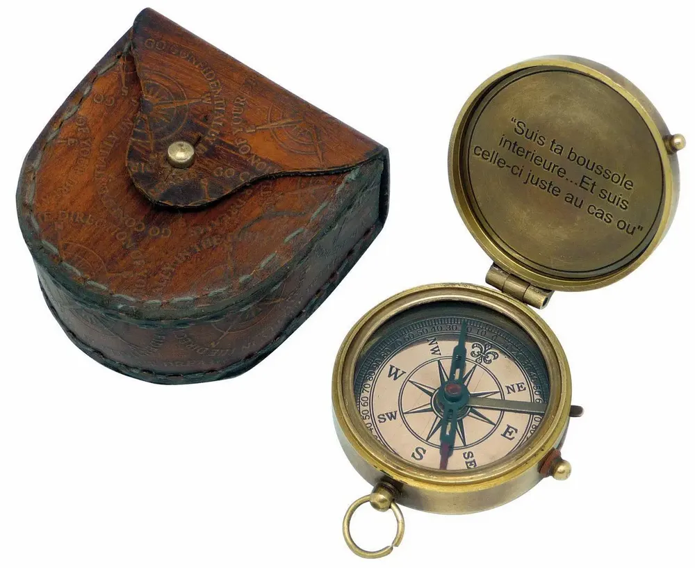 Objets de décoration - Boussole laiton vieilli, D.5 cm av bloqueur d'aiguille, livrée ds étui cuir embossé rose des vents, à porter à la ceinture - TRADE WINDS