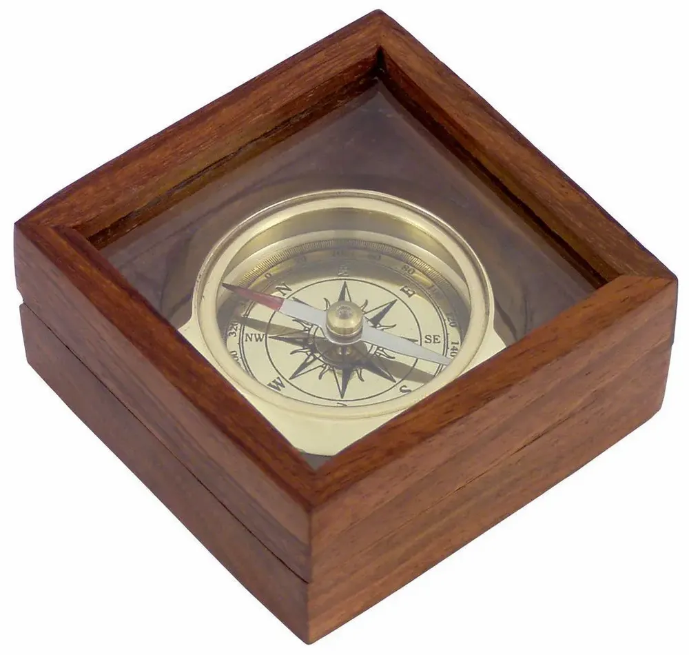 Objets de décoration - Boussole laiton brillant, D. 4.5 cm ds coffret bois, couv. transp - Dim. 7.5x7.5x3.5 cm - TRADE WINDS