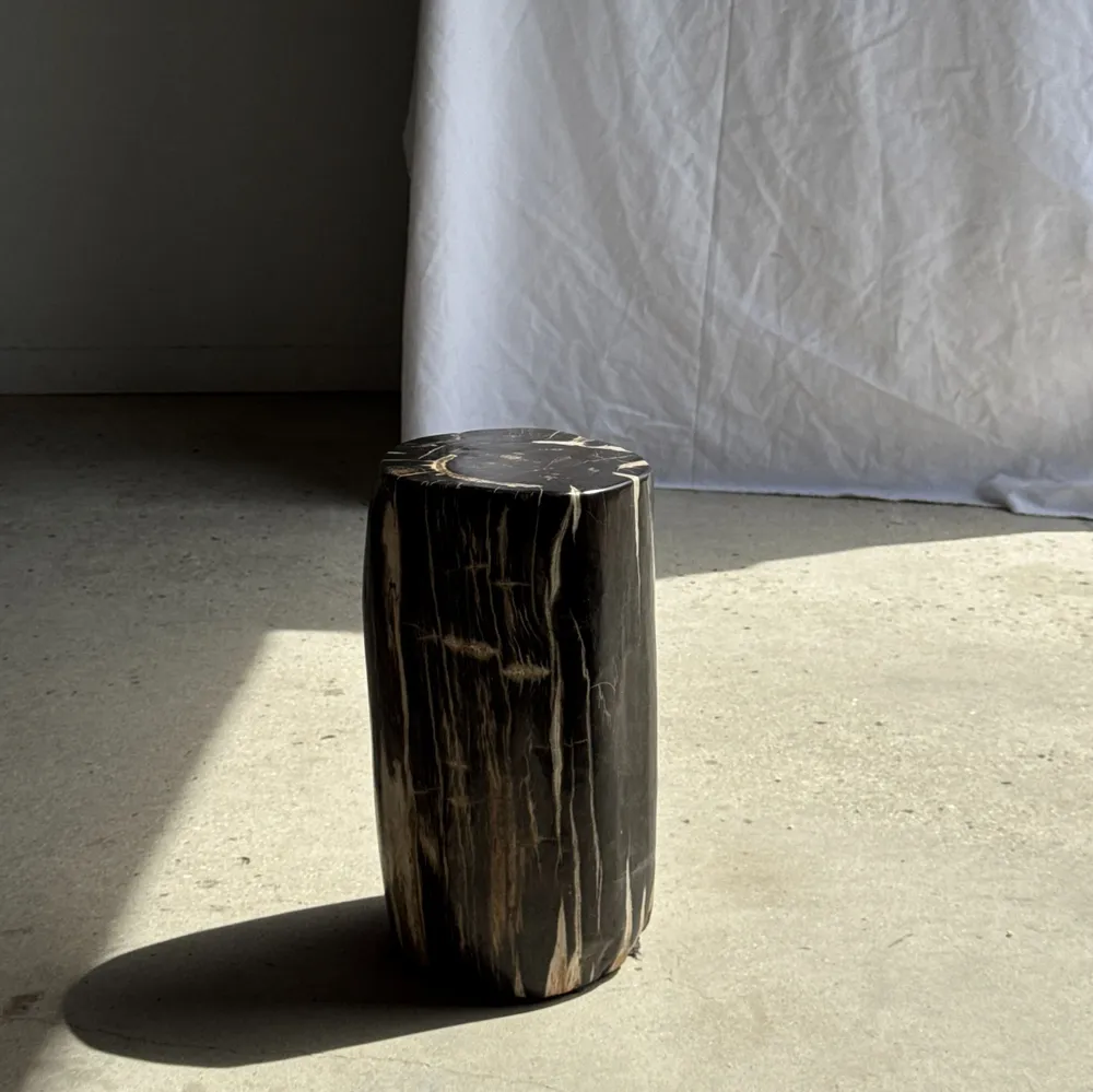 Autres tables  - Table d'appoint en bois pétrifié  noir côté blanc stries beiges H40 D2 - OFFICE OBJETS