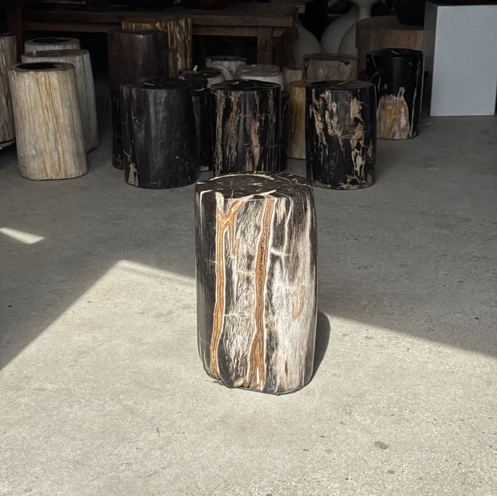 Autres tables  - Table d'appoint en bois pétrifié  noir côté blanc stries beiges H40 D2 - OFFICE OBJETS