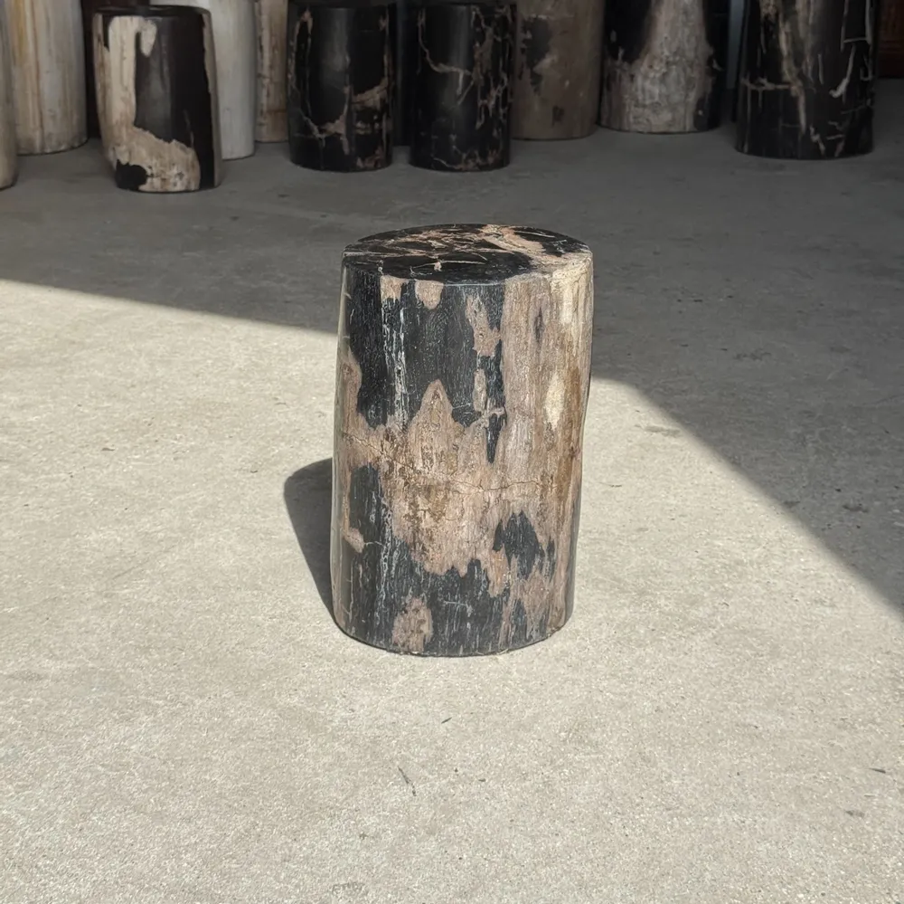 Autres tables  - Petite table d'appoint en bois pétrifié noire stries beiges H28 D18 - OFFICE OBJETS