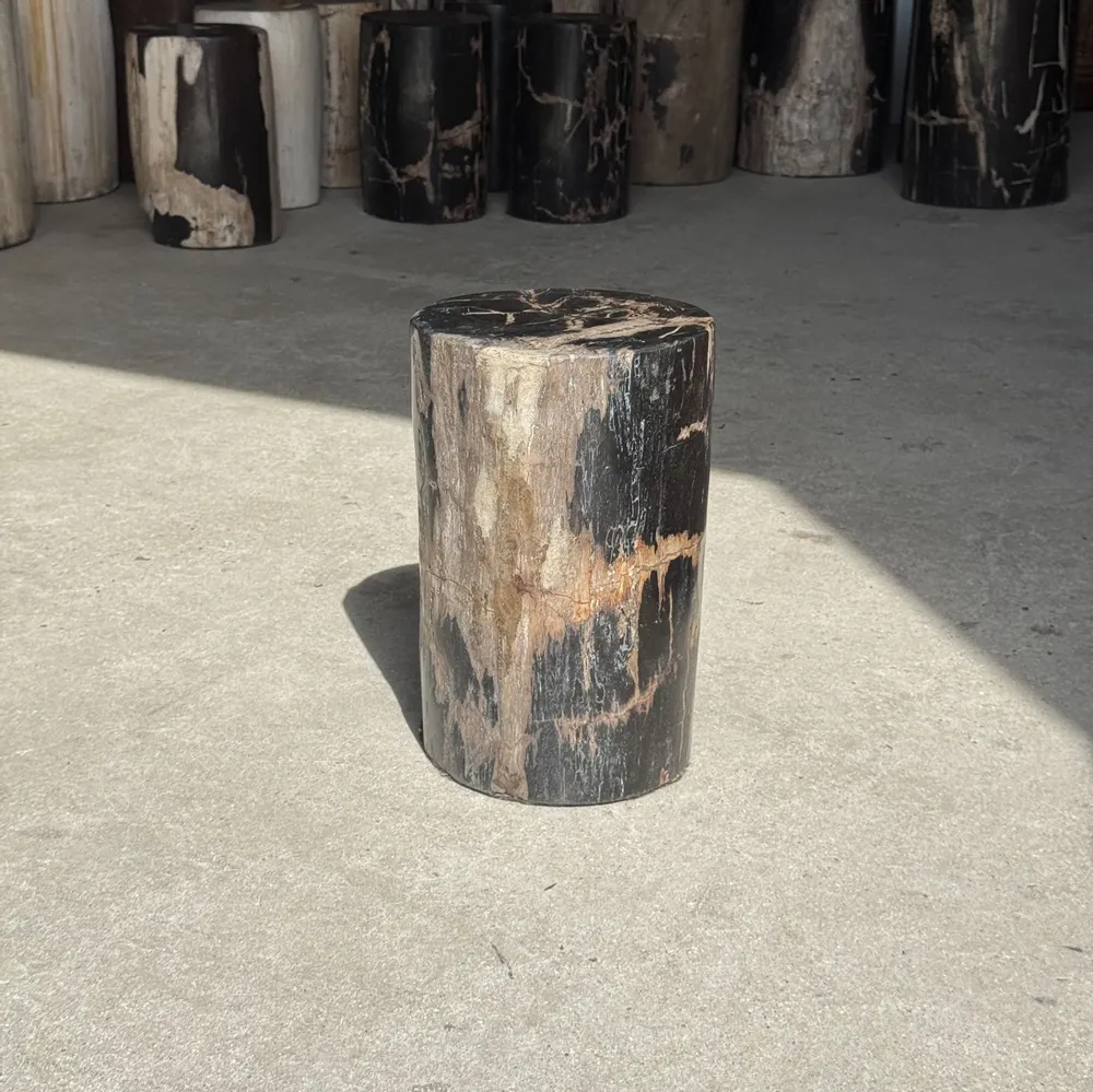 Autres tables  - Petite table d'appoint en bois pétrifié noire stries beiges H28 D18 - OFFICE OBJETS