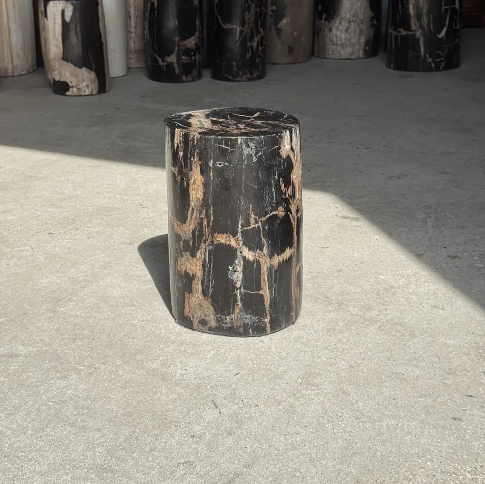 Autres tables  - Petite table d'appoint en bois pétrifié noire stries beiges H28 D18 - OFFICE OBJETS