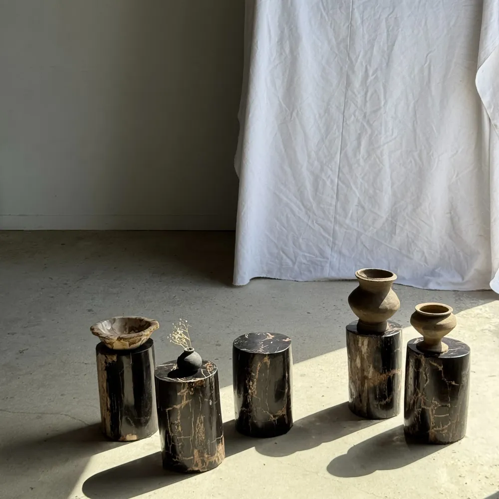 Autres tables  - Petite table d'appoint en bois pétrifié noire stries beiges H28 D18 - OFFICE OBJETS