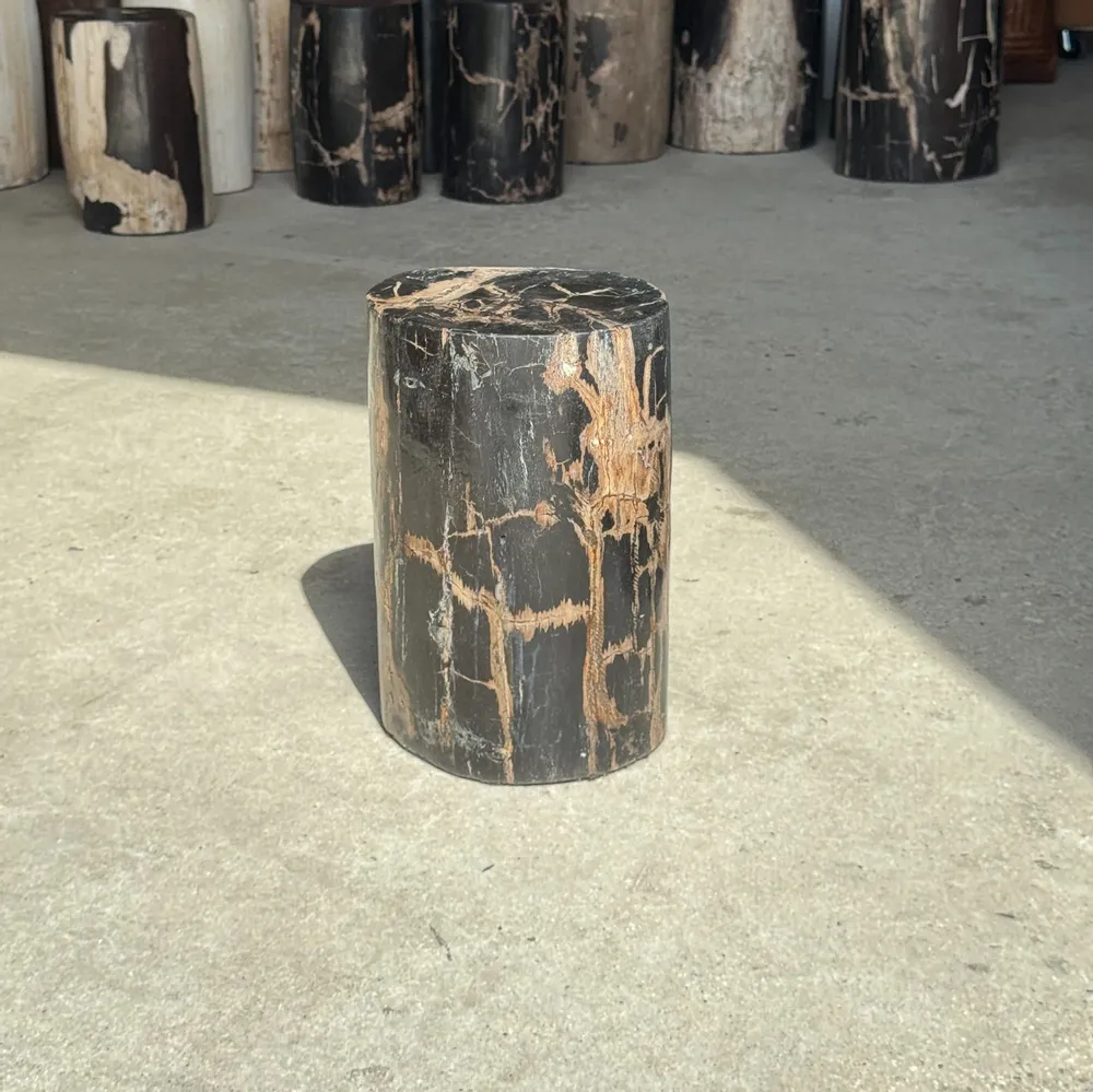 Autres tables  - Petite table d'appoint en bois pétrifié noire stries beiges H28 D18 - OFFICE OBJETS