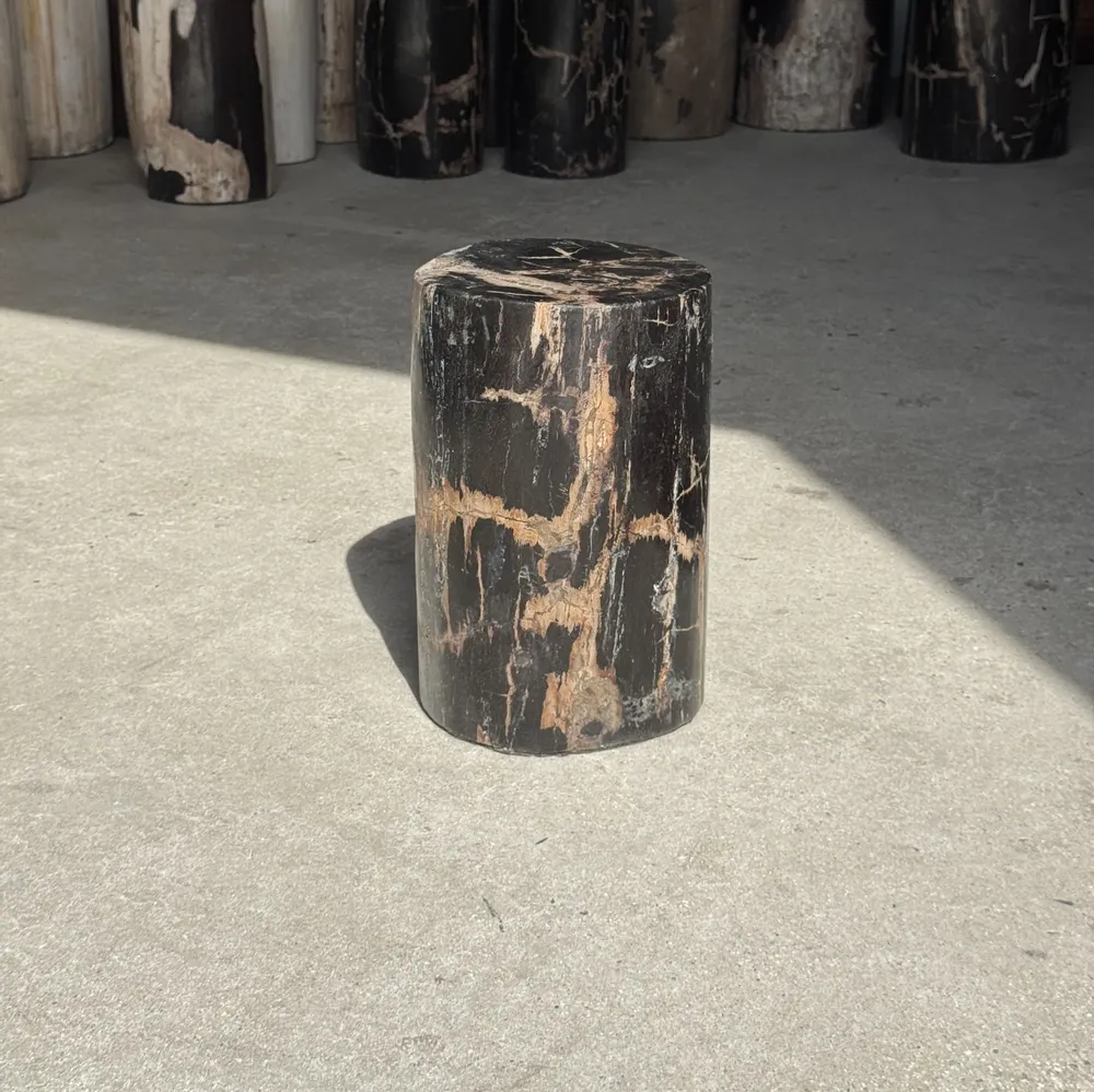 Autres tables  - Petite table d'appoint en bois pétrifié noire stries beiges H28 D18 - OFFICE OBJETS