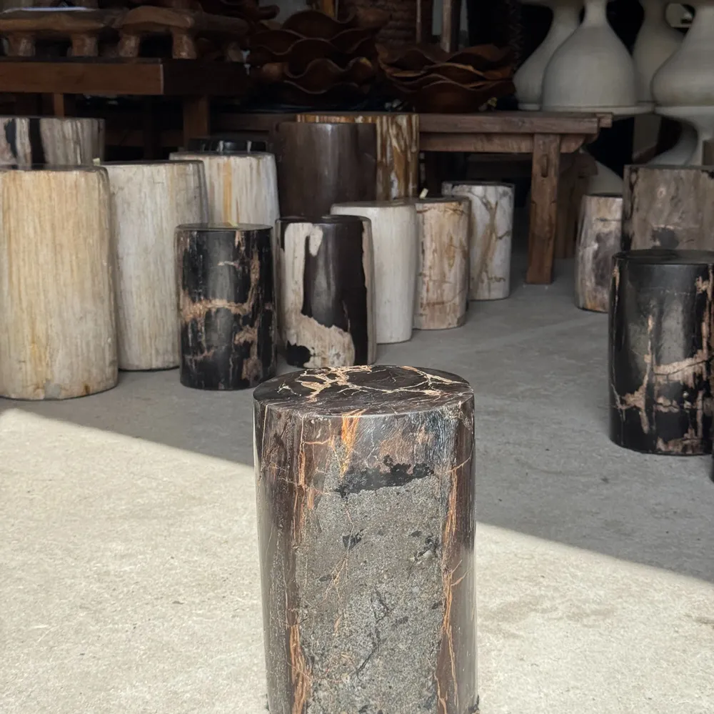 Autres tables  - Petite table d'appoint en bois pétrifié noir stries beiges côté gris - OFFICE OBJETS
