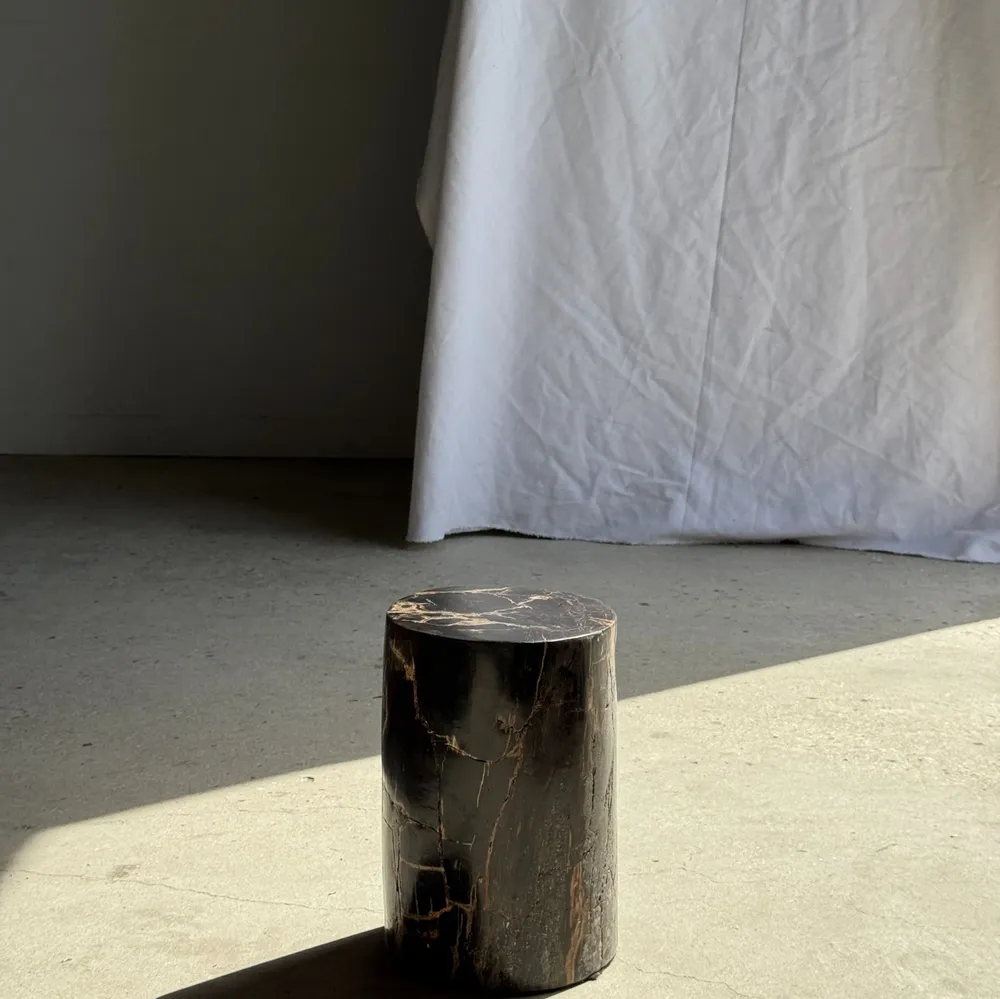 Autres tables  - Petite table d'appoint en bois pétrifié noir stries beiges côté gris - OFFICE OBJETS