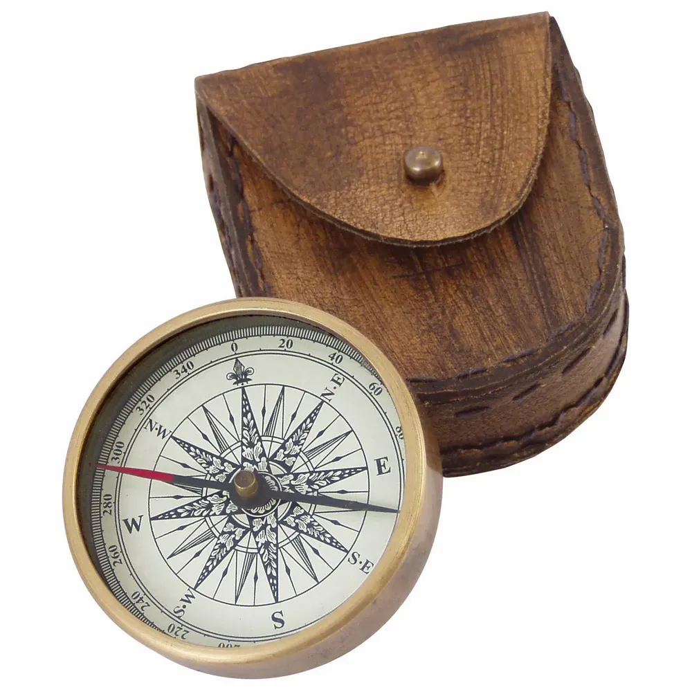 Objets de décoration - Boussole laiton vieilli a porter à la ceinture de son étui cuir, diam. 5 cm - TRADE WINDS