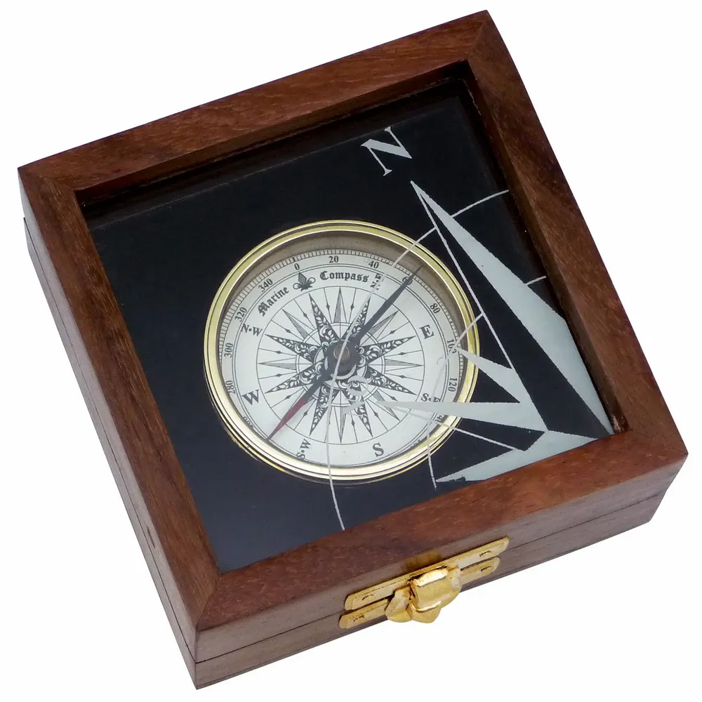 Objets de décoration - Boussole, finition laiton brillant dans coffret vitré gravé, diam. 5 cm - TRADE WINDS