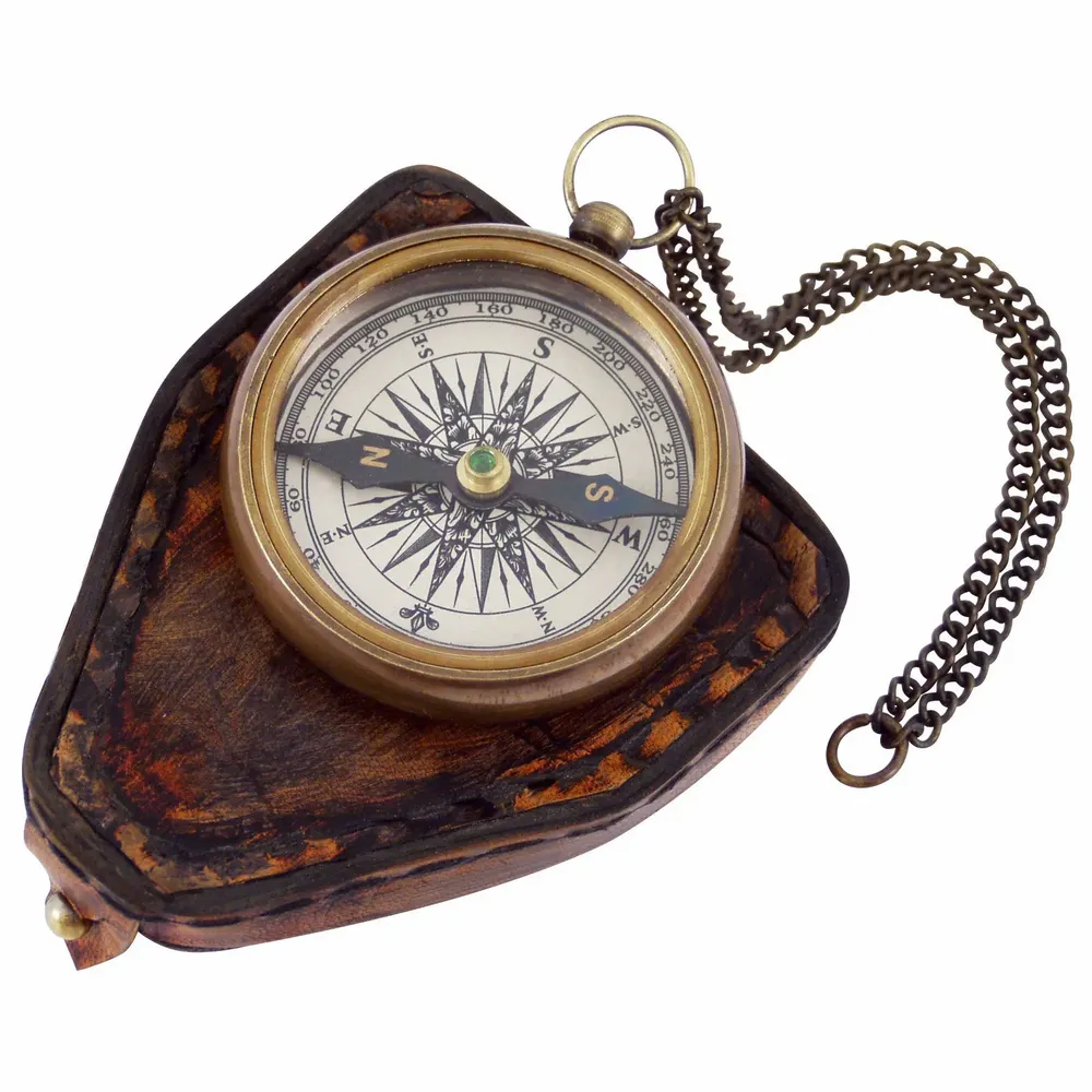 Decorative objects - Antique brass finish compass, with its chain inside its leather pouch diam. 2" - TRADE WINDS