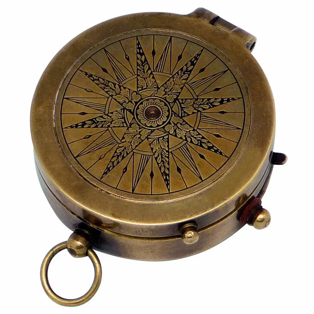Objets de décoration - Boussole laiton vieilli, D.5 cm av bloqueur d'aiguille, livrée ds étui cuir embossé rose des vents, à porter à la ceinture - TRADE WINDS