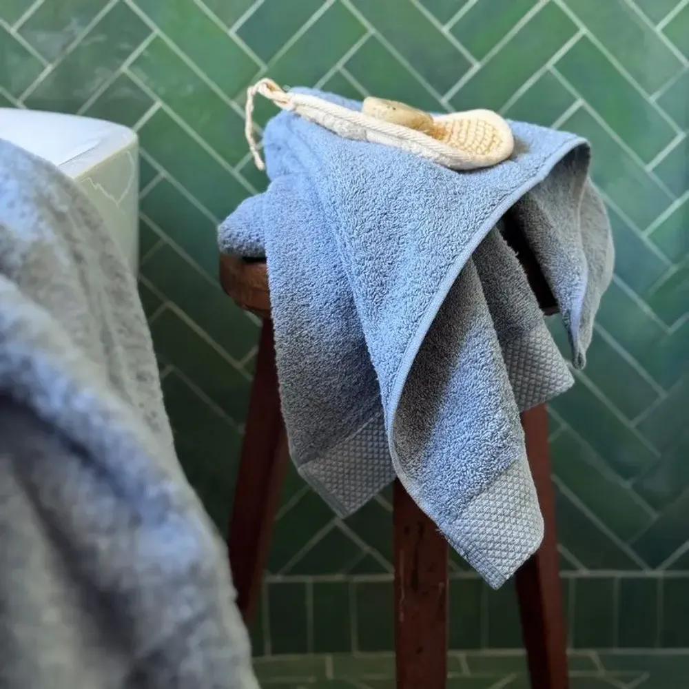 Bath towels - SERVIETTE DE TOILETTE DALARÖ, BLEU GRIS 30x50cm 100 % coton, 580 g/m2 - BY WILLE