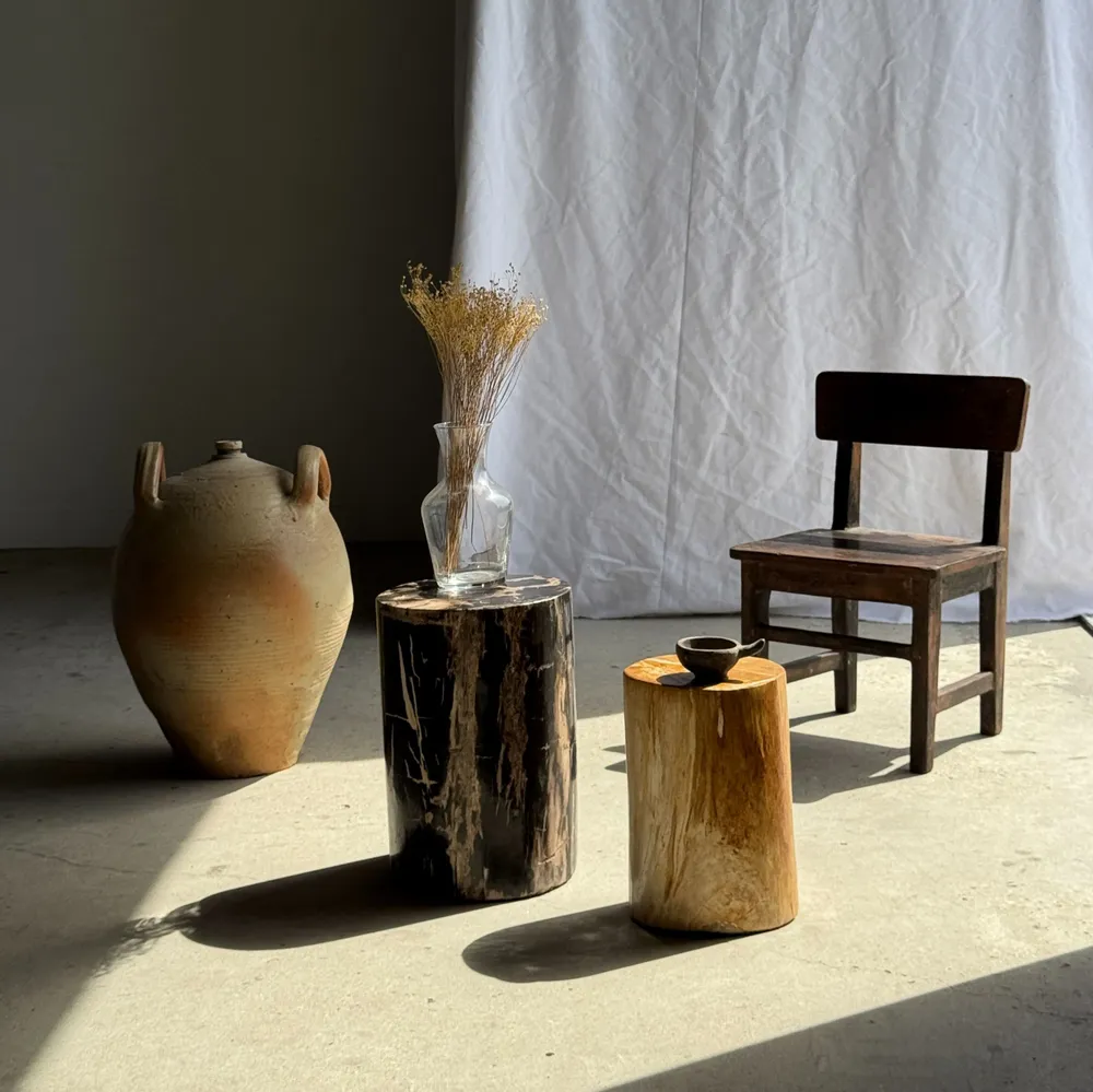 Tabourets - Table d'appoint en bois pétrifié noire stries beige arc de cercle H35 - OFFICE OBJETS