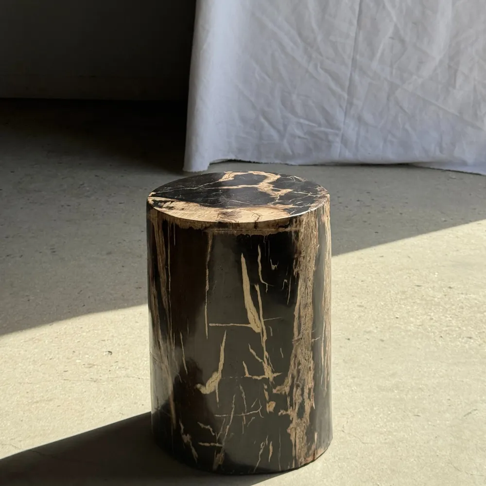 Tabourets - Table d'appoint en bois pétrifié noire stries beige arc de cercle H35 - OFFICE OBJETS