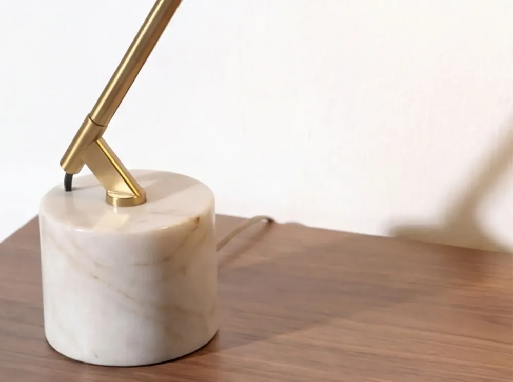 Lampes à poser - Lampe de table en acier blanc et acier poli doré avec base en marbre céramique - ANGEL CERDÁ