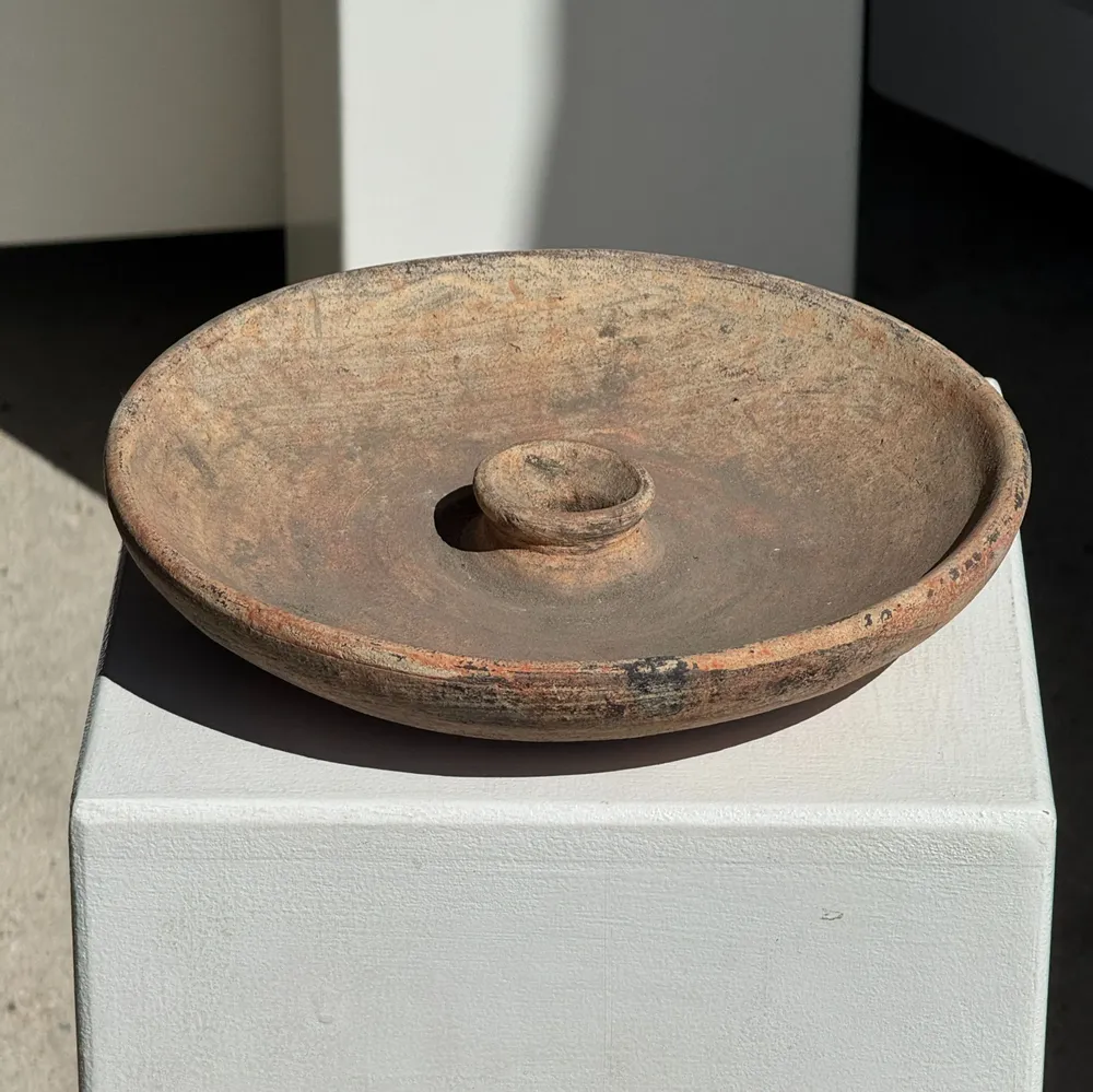 Plats et saladiers - Plat artisanal en terre cuite ancien indonésien D24 H5 - OFFICE OBJETS