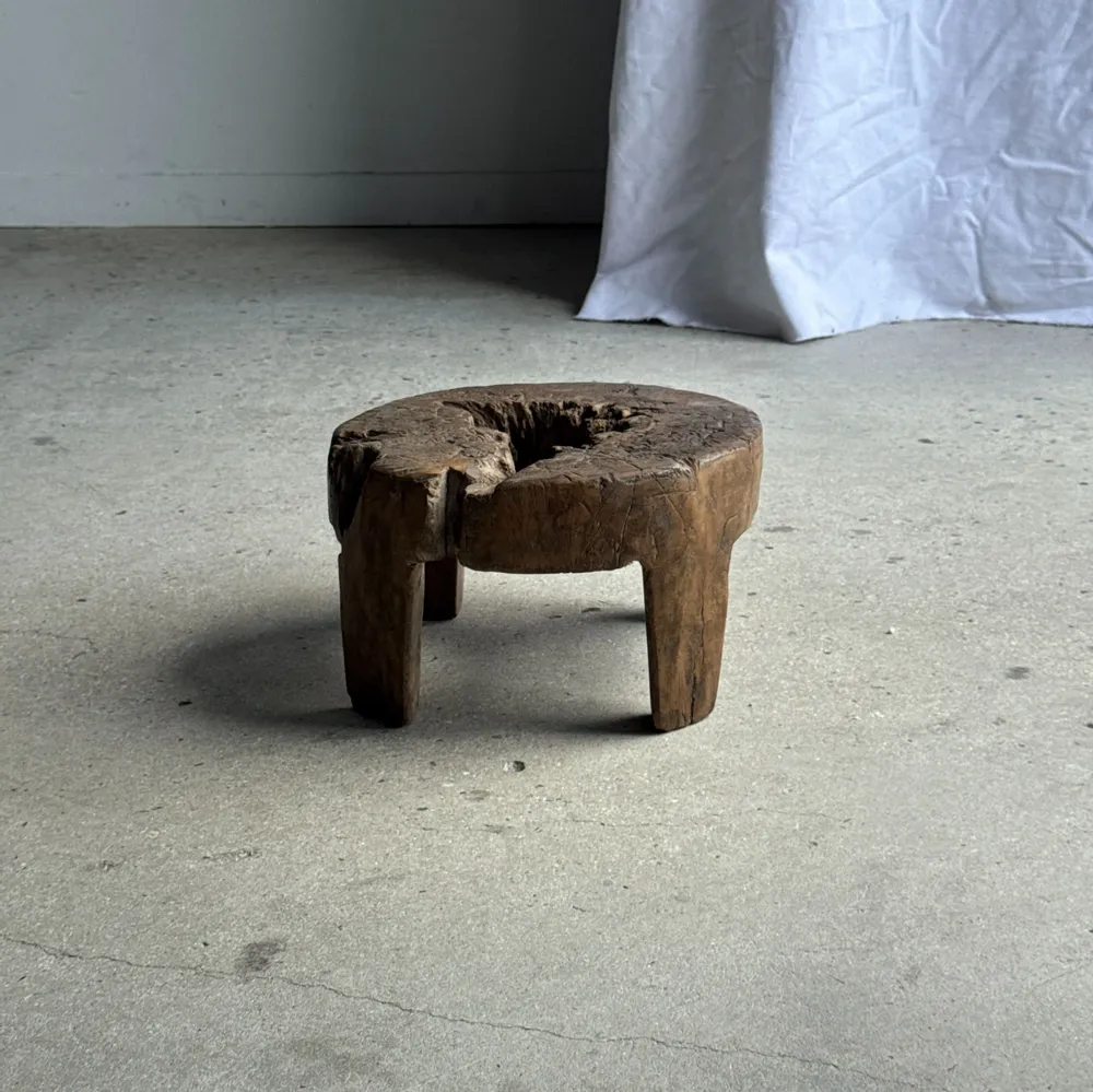 Tabourets - Petit tabouret circulaire quadripode bas en teck ancien organique H20 - OFFICE OBJETS