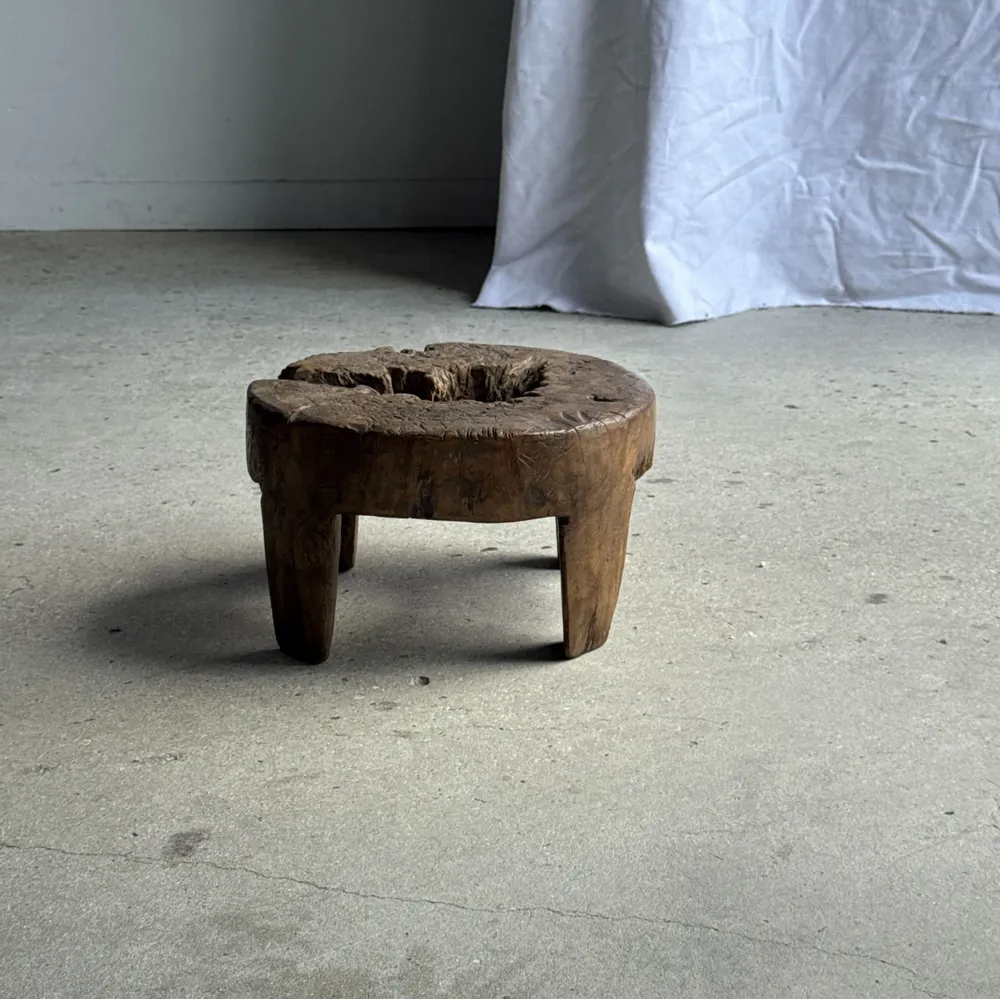 Tabourets - Petit tabouret circulaire quadripode bas en teck ancien organique H20 - OFFICE OBJETS