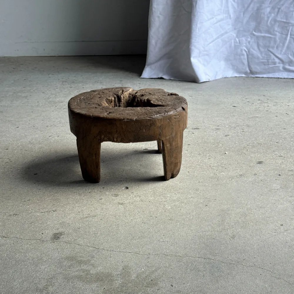 Tabourets - Petit tabouret circulaire quadripode bas en teck ancien organique H20 - OFFICE OBJETS