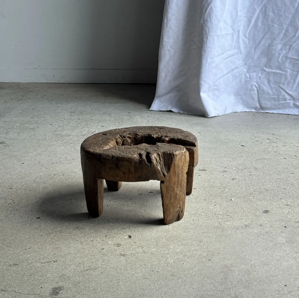 Tabourets - Petit tabouret circulaire quadripode bas en teck ancien organique H20 - OFFICE OBJETS