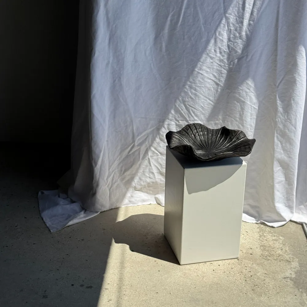 Decorative objects - Blackened teak cup in the shape of a monoxyl leaf or flower H10 D41 - OFFICE OBJETS