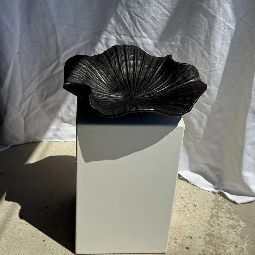 Decorative objects - Blackened teak cup in the shape of a monoxyl leaf or flower H10 D41 - OFFICE OBJETS