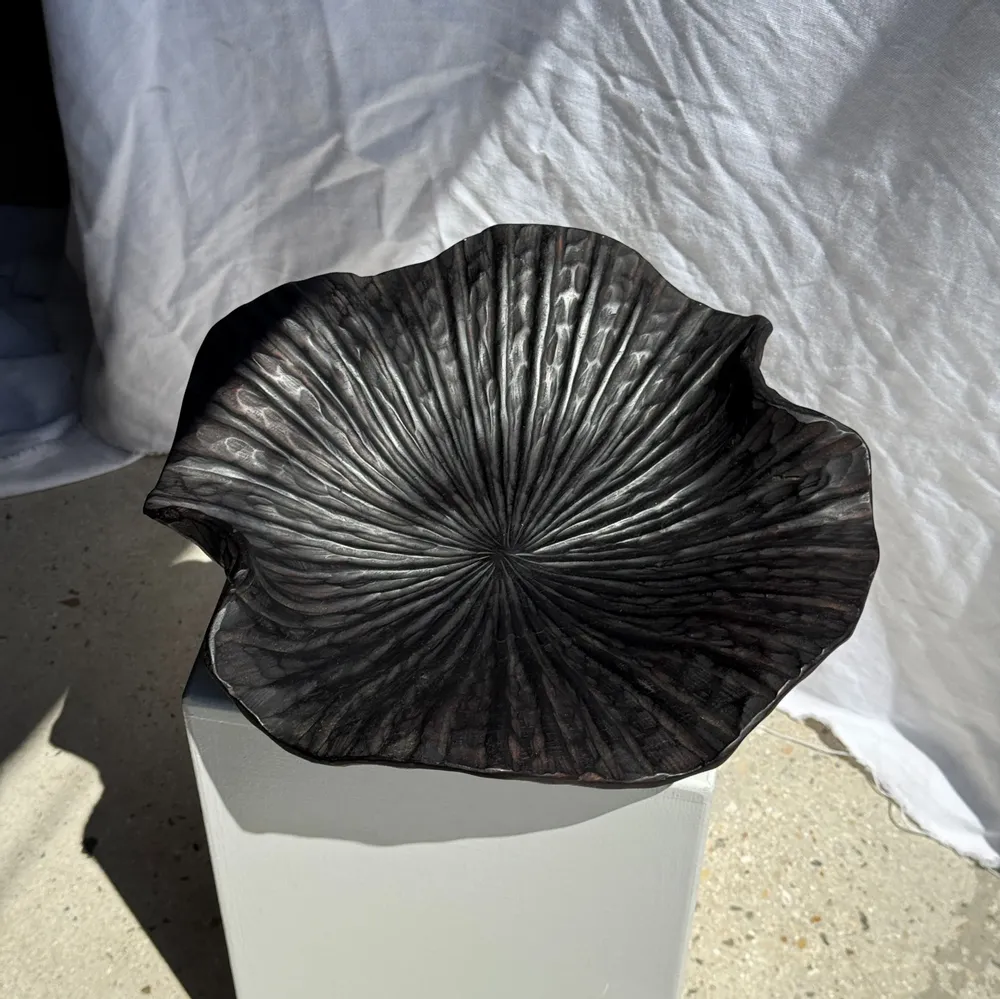 Decorative objects - Blackened teak cup in the shape of a monoxyl leaf or flower H10 D41 - OFFICE OBJETS