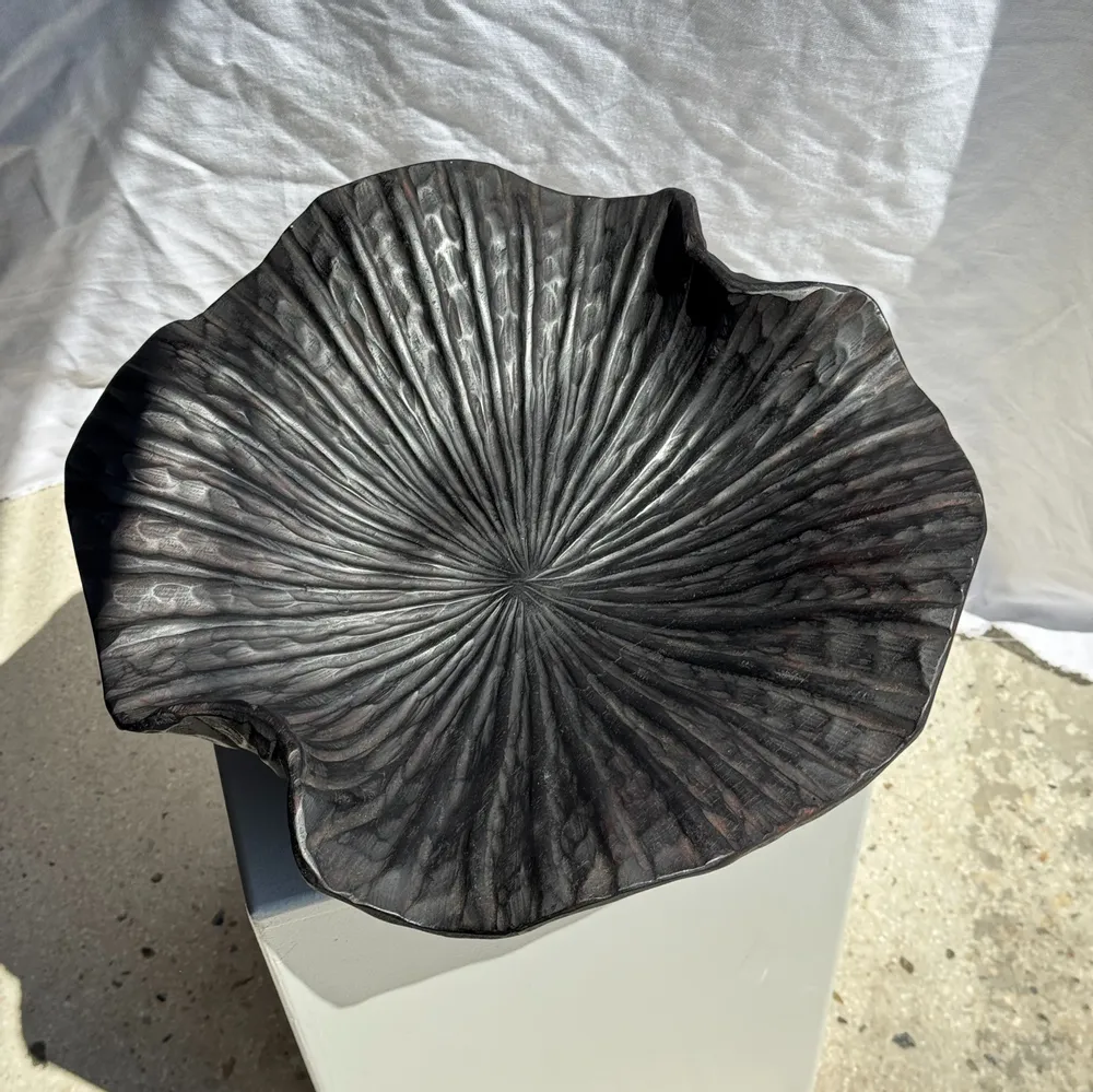 Decorative objects - Blackened teak cup in the shape of a monoxyl leaf or flower H10 D41 - OFFICE OBJETS