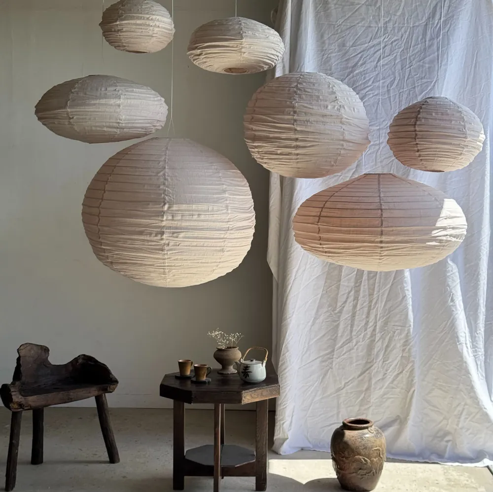Suspensions - Petite suspension en rotin et lin naturel japonisante ronde rosée D30 - OFFICE OBJETS