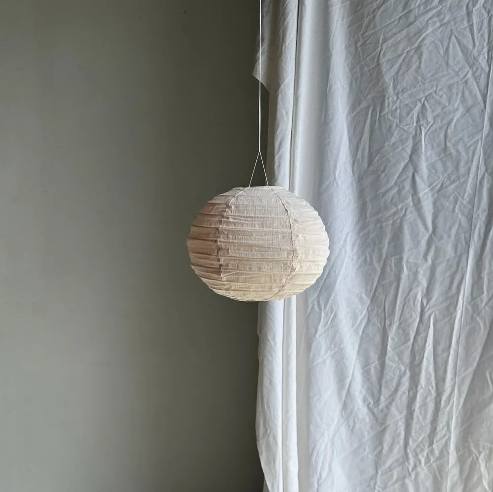 Suspensions - Petite suspension en rotin et lin naturel japonisante ronde rosée D30 - OFFICE OBJETS