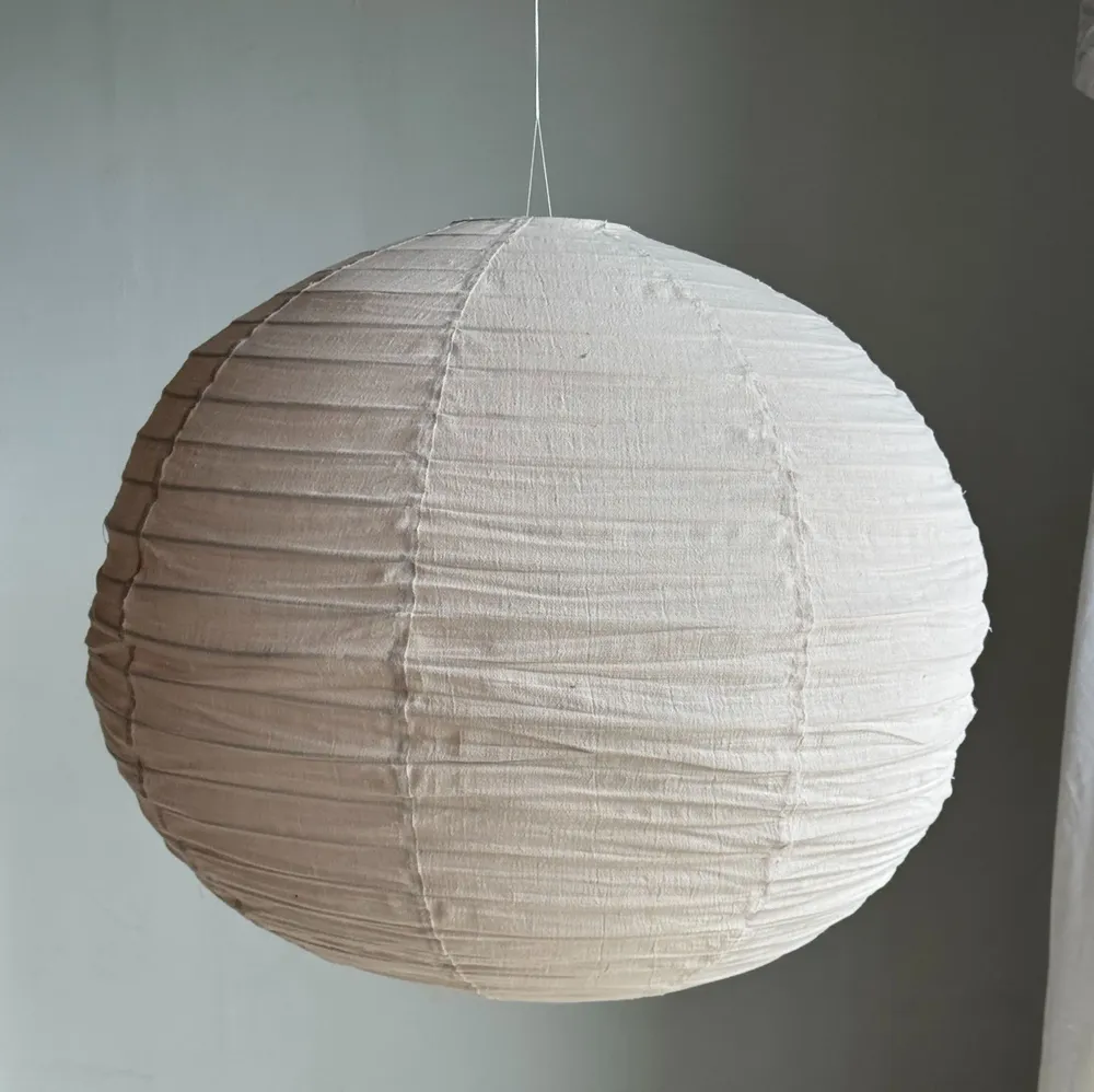 Suspensions - Très grande suspension en rotin et lin naturel japonisante ronde rosée - OFFICE OBJETS
