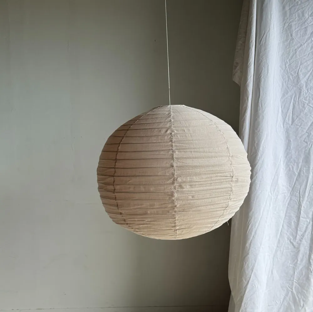 Suspensions - Très grande suspension en rotin et lin naturel japonisante ronde rosée - OFFICE OBJETS