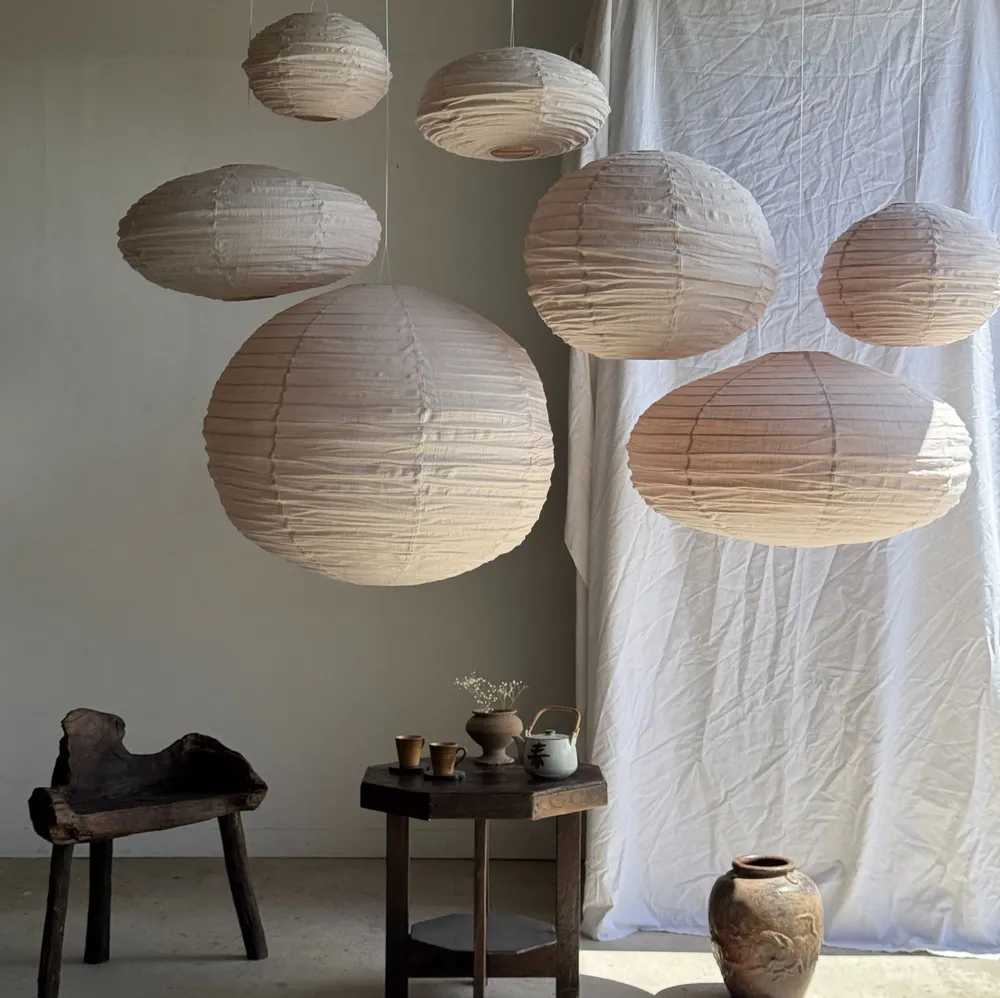 Suspensions - Très grande suspension en rotin et lin naturel japonisante ronde rosée - OFFICE OBJETS