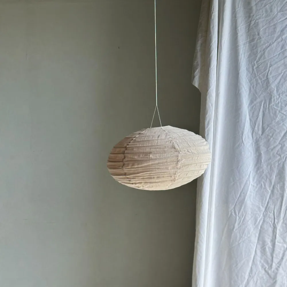 Suspensions - Moyenne suspension en rotin et lin naturel japonisante ovale aplatie r - OFFICE OBJETS