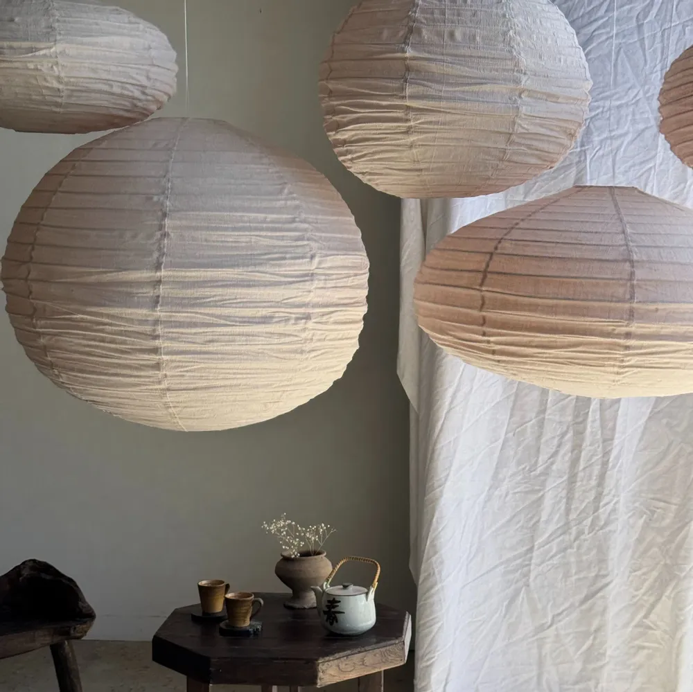 Suspensions - Moyenne suspension en rotin et lin naturel japonisante ovale aplatie r - OFFICE OBJETS