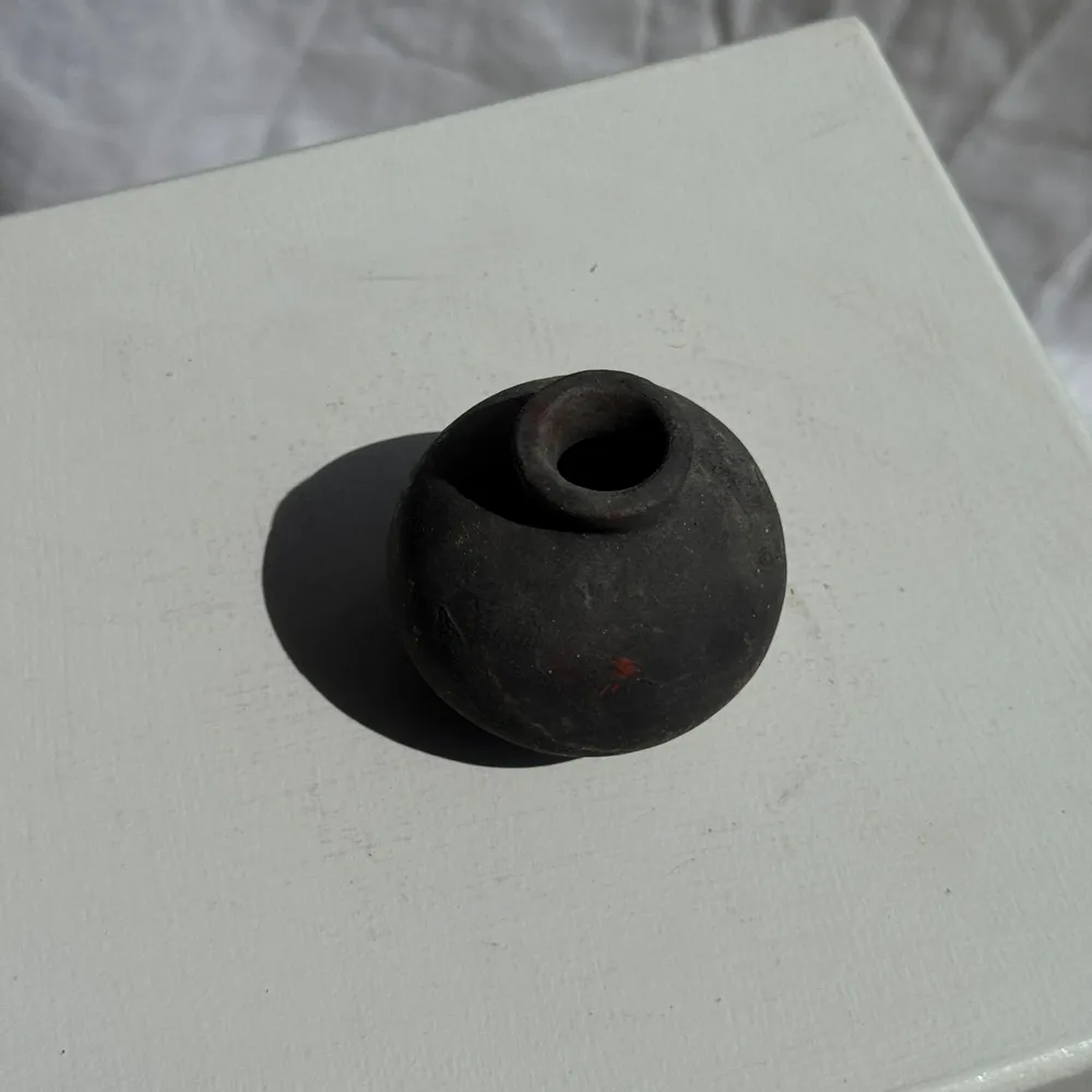 Objets de décoration - Miniscule pot boule noir en terracotta indonésien H7 D7 - OFFICE OBJETS