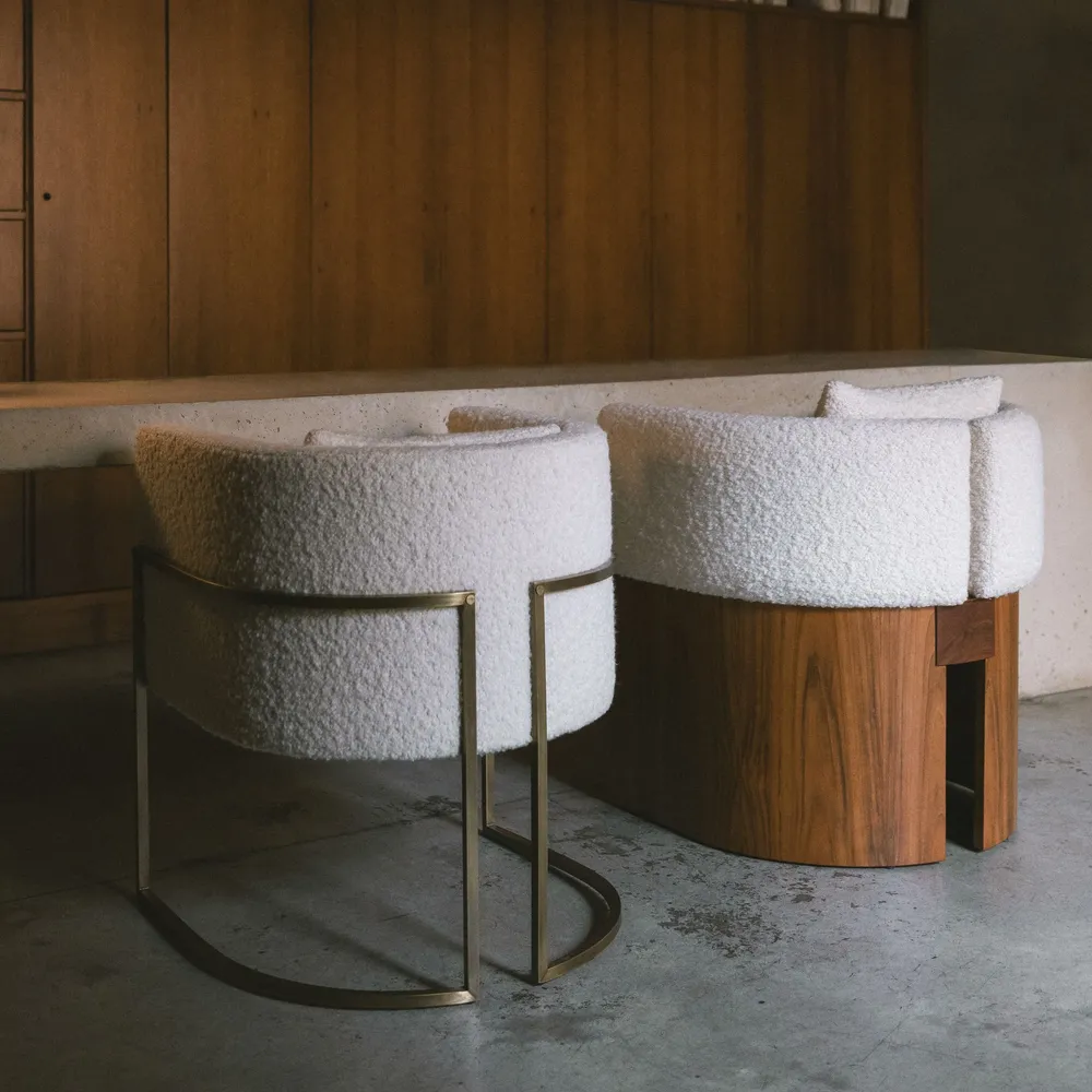 Fauteuils pour collectivités - Chaise salle à manger JULIUS structure laiton clouté  & assise tissu - DUISTT