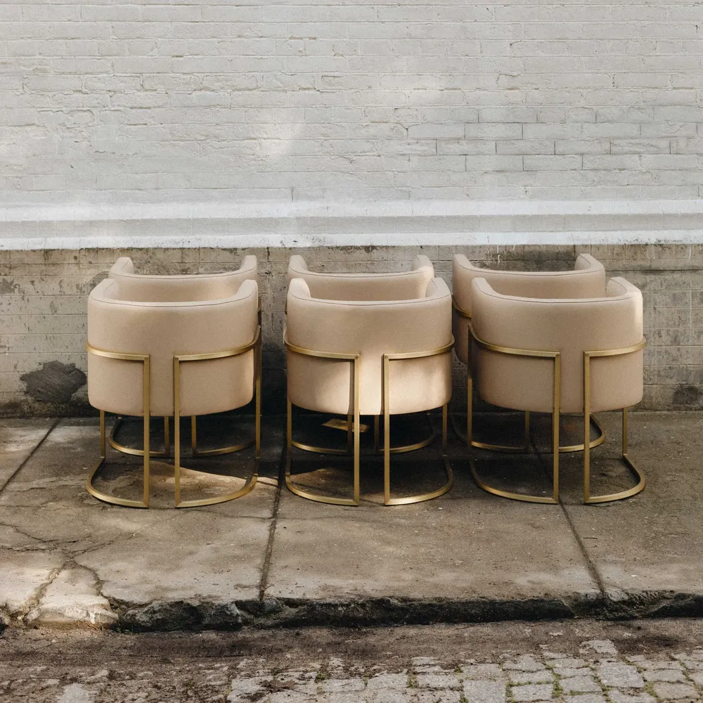 Fauteuils pour collectivités - Chaise salle à manger JULIUS structure laiton clouté  & assise tissu - DUISTT