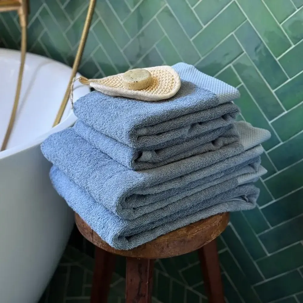 Serviettes de bain - SERVIETTE DE TOILETTE DALARÖ, BLEU GRIS 50x70cm 100 % coton, 580 g/m2 - BY WILLE