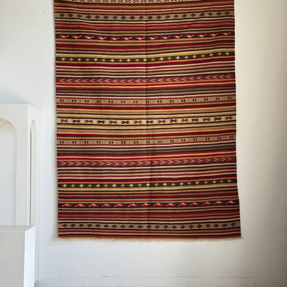 Tapis contemporains - Grand tapis indien à bandes rouges jaune et blanches frises 185x136 - OFFICE OBJETS