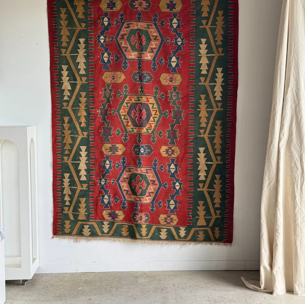 Contemporary carpets - Large Turkish carpet with a predominance of red 231x170 - OFFICE OBJETS