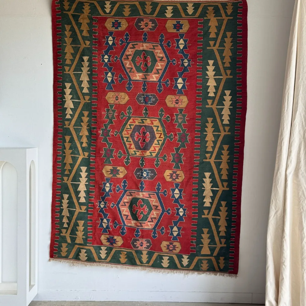 Contemporary carpets - Large Turkish carpet with a predominance of red 231x170 - OFFICE OBJETS