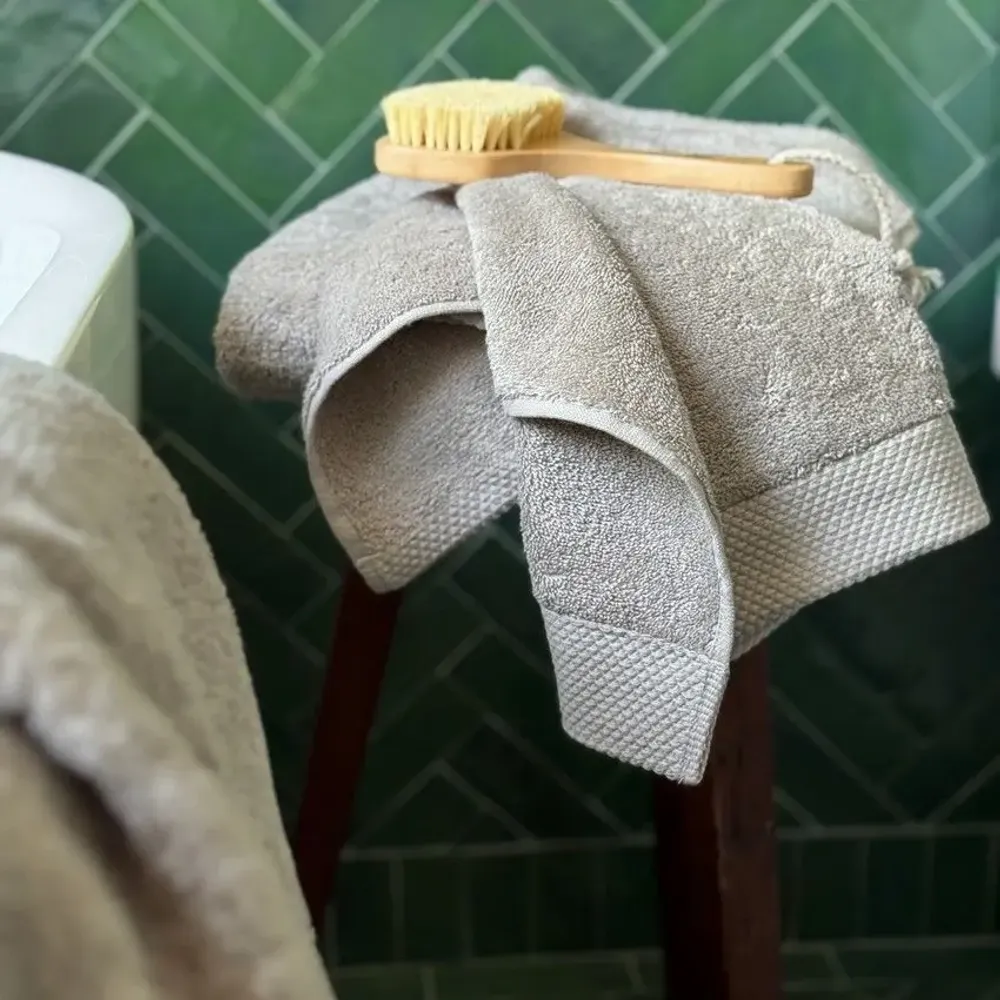 Serviettes de bain - SERVIETTE DE TOILETTE DALARÖ, SABLE 70x130cm 100 % coton, 580 g/m2 - BY WILLE