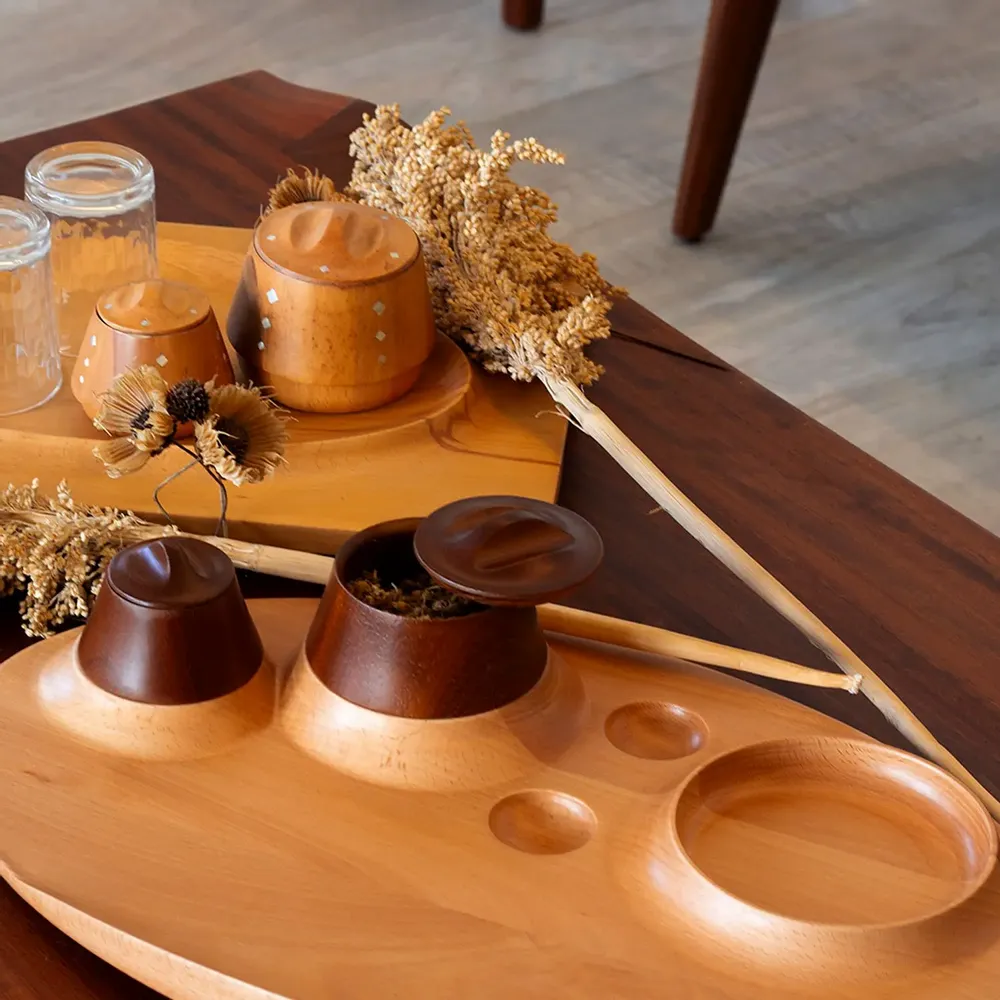Plateaux - Matte - Plateau - Sculpté en Bois de Hêtre massif avec des pots Noyer - DAMJ