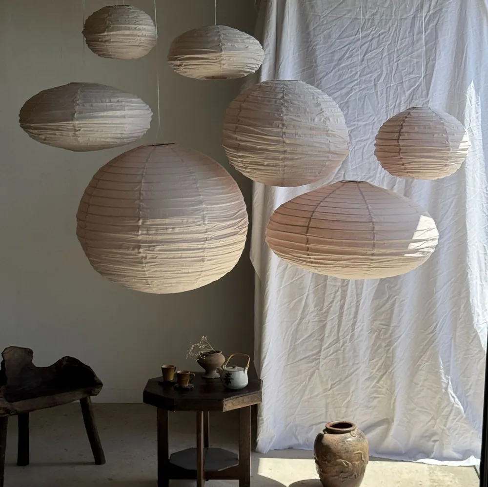 Suspensions - Grande suspension en rotin et lin naturel japonisante ovale aplatie - OFFICE OBJETS