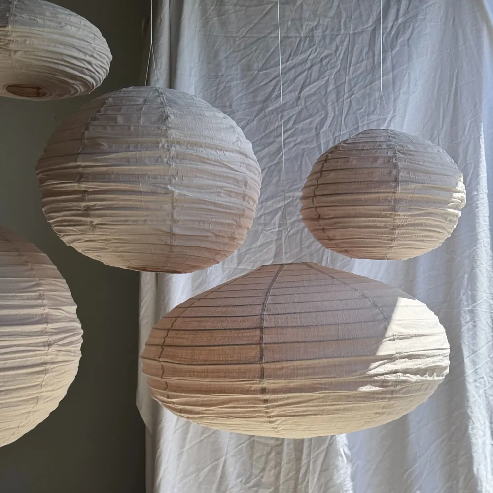 Suspensions - Grande suspension en rotin et lin naturel japonisante ovale aplatie - OFFICE OBJETS